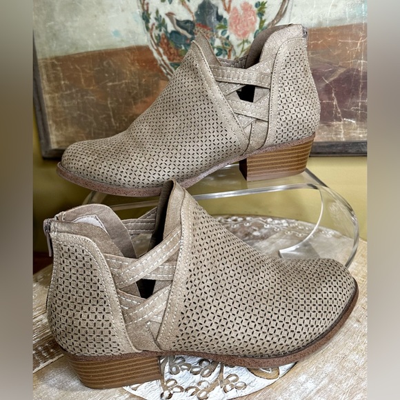 EUC Fergalicuus by Fergie “Erikka” Ankle Bootie in Excellent Condition. Size 7 - Picture 7 of 14